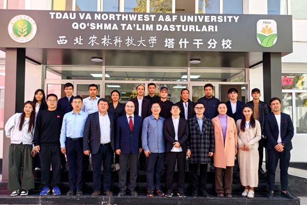 海角网
塔什干分校师生大合影_副本.jpg