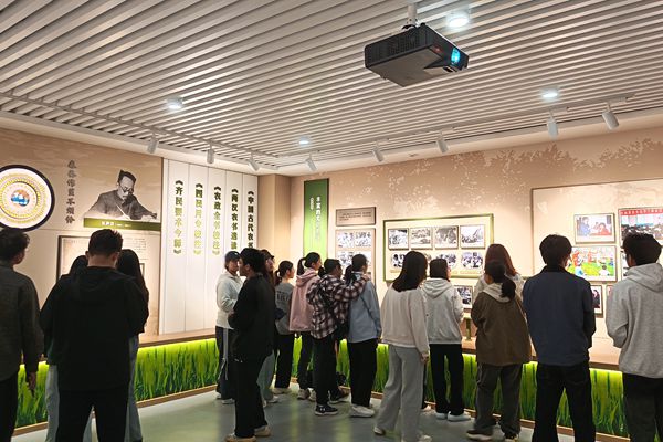 图四   同学们欣赏学校的文化活动.jpg