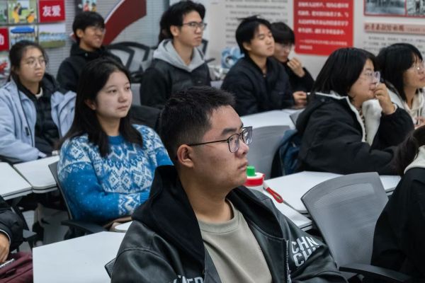 图五 同学们在台下认真倾听学习.jpg