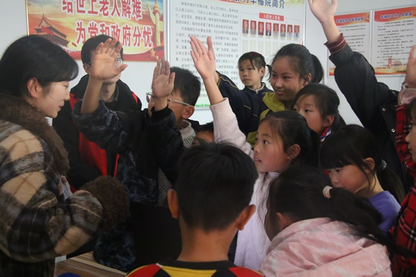 图三 小朋友们争先恐后地回答问题.jpg