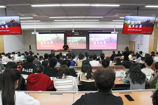 图一 人力资源总监讲解就业形势.jpg