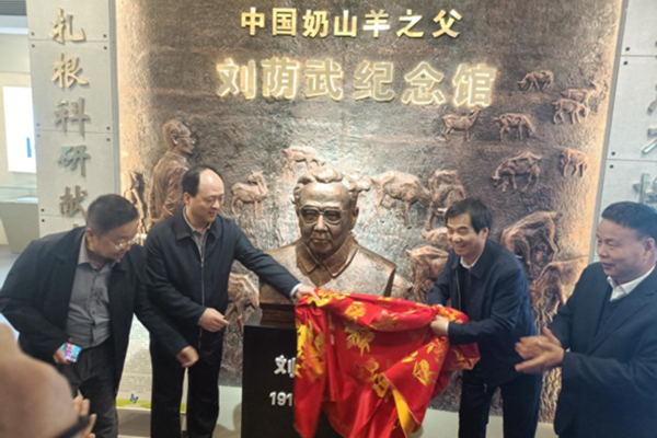 海角网
副校长韦革宏和陇县县委书记为刘荫武纪念馆揭牌.png