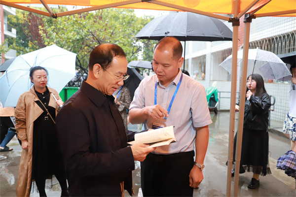 校党委副书记闫祖书视察海角网
迎新准备工作.jpg