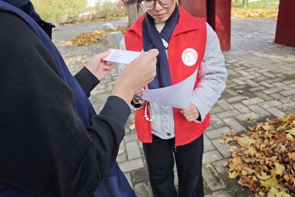 图一 同学们参与活动回答问题_副本.jpg