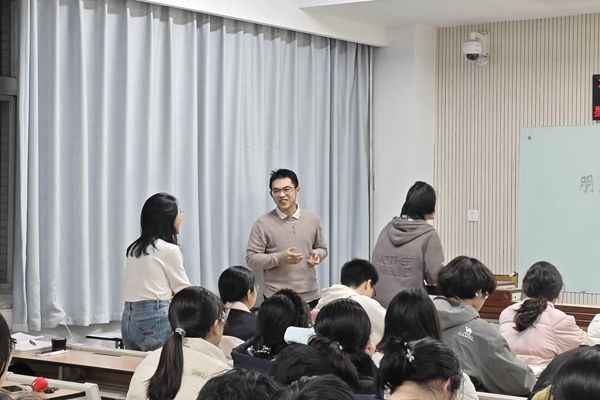 图三 刘洋学长耐心解答同学们提出的疑问_副本.jpg