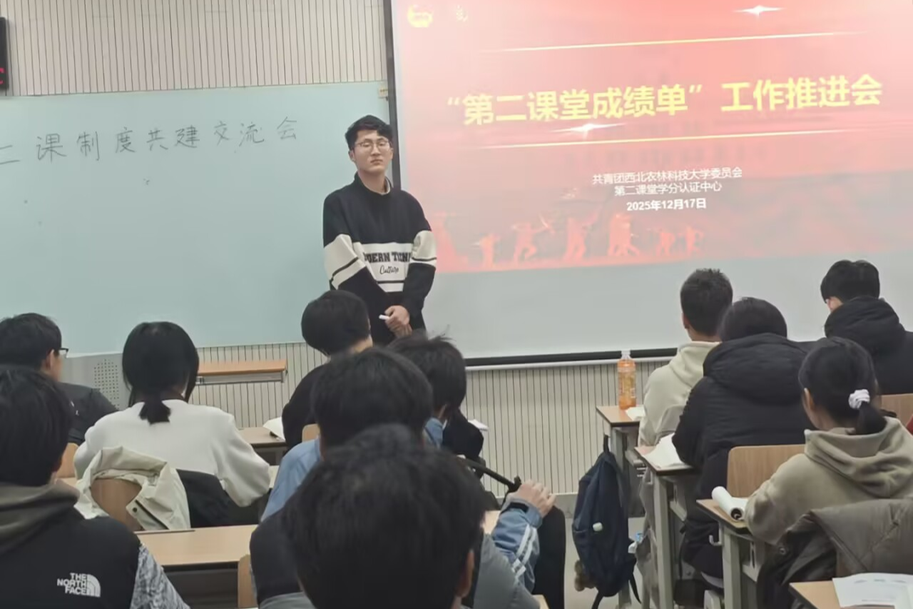 图二  ：胡锦耀同学耐心解答同学问题.jpg